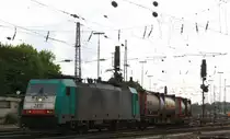 Die Cobra 2831 f�hrt mit einem langen Containerzug aus Gallarate(I) nach Antwerpen-Oorderen(B) bei der Ausfahrt aus Aachen-West und f�hrt in Richtung Montzen/Belgien bei Sonne und Wolken am 29.6.2013.