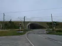 Dieser Bahn�bergang befindet sich in der N�he von Stralsund,an der Strecke Stralsund-Berlin)unterhalb vom R�genzubringer.Aufgenommen am 14.Juli 2013.
