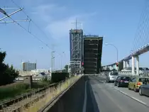Wenn sich die Ziegelgrabenbr�cke in Stralsund f�r den Schiffsverkehr �ffnet,hei�t das f�r den Stra�en-und Bahnverkehr 20 Minuten warten.Aufgenommen am 13.Juli 2013.