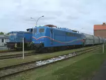 SRI 151 170 und die PRESS 346 020 lie�en sich,am 14.Juli 2013,nur durch den Zaun im Stralsunder Nordhafen fotografieren.