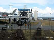 MFB 5284  N.Tougard Nielsen  als  EuroCity 36 Koebenhavn - Hamburg verl�sst in Puttgarden das F�hrschiff  Deutschland  um in den Bahnhof einzufahren - 10.08.2006
