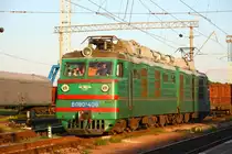 Zhitomir: EL80 408 zieht einen Zug in den Bhf - 11/05/2013