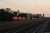 In den letzten Sonnenstrahlen des Tages f�hrt 185 067 mit einem G�terzug am 10.07.2013 bei M�nchen Laim ostw�rts.