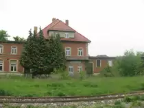 Das alte Bahnhofsgeb�ude von Laucha am 19.5.13.