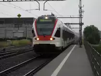 Ein Flirt am 03.07.13 bei der Einfahrt in Oberr�ti.