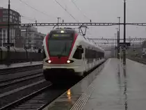 Ein Flirt aus und nach Baar f�hrt in Rotkreuz ein. (03.07.13)