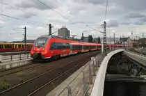 Hier 442 831-4 und 442 141-8 als RE7 (RE18721) von Berlin Friedrichstraße nach Dessau Hbf., bei der Einfahrt am 27.6.2013 in Berlin Hbf. 
