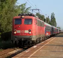 115 278-4 mit Sonderzug 2680 von Warnem�nde nach Berlin-Lichtenberg bei der Durchfahrt um 07.30 Uhr im S-Bahnhof Rostock-Holbeinplatz.18.07.2013