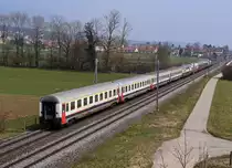 SBB/B: SBB-Wagen in Belgien, B-Wagen in der Schweiz. Gleich mehrere belgische Wagen waren in einem Sonderzug eingereiht am 2. April 2013 mit der BLS Re 425 188 zwischen Grenchen und Solothurn unterwegs.
Foto: Walter Ruetsch  