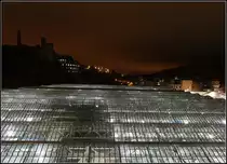 Sieht aus wie ein riesiges Gew�chshaus: der Hauptbahnhof von Edinburgh bei Nacht. 14.7.2013