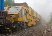 Bild 5 zur RM 95-800 W (KBS 462 bei W�rgendorf am 15.07.2013)

Detail der Hochleistungs – Bettungsreinigungsmaschine RM 95-800 W (Schweres Nebenfahrzeug Nr. 99 80 9414 001-4) der MGW.
Das Antriebsmodul schiebt die Maschine in Arbeitsrichtung.
