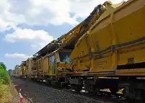 Bild 1 zur RM 95-800 W (KBS 462 bei W�rgendorf am 15.07.2013)

Die Plasser & Theurer  Hochleistungs – Bettungsreinigungsmaschine RM 95-800 W (Schweres Nebenfahrzeug Nr. 99 80 9414 001-4) der MGW Gleis- und Weichenbau im Einsatz, im Auftrag der Schweerbau, an der KBS 462 (Hellertalbahn), hier am 15.07.2013 zwischen Bf W�rgendorf und Hp W�rgendorf Ort.
Diese  4-teilige Grundmaschine (ohne Abwasserkl�ranlage und Wasserwagen) wurde 2010 unter den Fabriknummern 5221 bis  5224 bei Plasser & Theurer gebaut.

Technische Daten der Grundmaschine:
Eigengewicht : 427.000 kg
L�nge �ber Puffer:  114.980 mm
H�he: 4.295 mm
Breite: 3.250 mm
Anzahl der Achsen: 22 
H�chstgeschwindigkeit in Eigenfahrt : 20 km/h
H�chstgeschwindigkeit  geschleppt:  100 km/h
Radsatzlast: 22,5 t
Streckenklasse: D4  oder h�her
Minimal befahrbarer Kurvenradius: 150 m
Minimal bearbeitbarer Kurvenradius: 200 m
