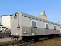 Wohnwagen 40819440042-5, ist dem Eichwagenzug beigef�gt, und macht am Bhf. Ried Station; 130403
