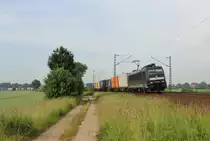 Am 19.Juni 2013 war MRCE 185 565 mit einem Containerzug bei Burgstemmen auf dem Weg Richtung Norden.