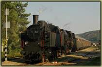 F�r die Weiterfahrt nach Spitz a.d. Donau mu�ten 77.250 (ex. �BB 77.244 / ex. BB� 629.59) und 52.7612 mit ihrem IGE Sonderzug R 16640 in D�rnstein-Oberloiben eine Kreuzung mit einem Regionalzug abwarten. Im Hintergrund sieht man den Triebwagen 5047 bei der Ausfahrt nach Krems. Aufnahme vom 24.9.2006.