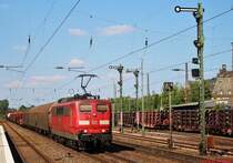 151 016-3 am 18.07.2013 in Düsseldorf-Rath. Mit Verspätung bin ich im 21. Jahrhundert angekommen: Nachdem ich jahrzehntelang nur mit Diafilmen fotografiert habe, machte ich gestern die ersten  Gehversuche  mit einer digitialen Spiegelreflexkamera. Und an der Umstellung ist irgendwie auch Bahnbilder.de  schuld ...