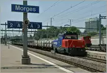 Die SBB Cargo Eem 932 012-9 wartet mit Ks Wagen in Morges auf die Abfahrt Richtung Lausanne Triage. 
15. Juli 2013