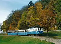 RBS: 100 Jahre Worblentalbahn WT. Am 25. August 2013 feiert das Worblental den 100. Geburtstag des  BLAUEN BAEHNLI . An diesem besonderen Anlass wird der frisch aufgearbeitete BDe 4/4 36, der seit dem 31. Januar 1988 auf den RBS-Strecken nicht mehr unterwegs war, erstmals f�r Sonderfahrten eingesetzt. Im Oktober 1986 wurde der BDe 4/4 36 zusammen mit einem B und einem Bt (ex Pforzheim-Ittersbach) bei G�mligen fotografiert.
Foto: Walter Ruetsch