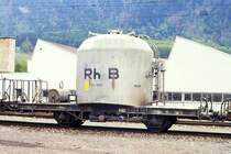 RhB - Uce 8001 am 13.05.1991 in Untervaz - Zementsilowagen 2-achsig mit 1 offenen Plattform - Baujahr 1956 - FFA/MBA - Fahrzeuggewicht 7,72t - Zuladung 15,00t - L�P 7,74m - zul�ssige Geschwindigkeit 65 km/h - �3=04.06.1981 �1=22.04.1985. Lebenslauf: ex OB1 8085I - 1964 OB1 8001 - 1969 Uce 8001 - 2004 Uc 2001 - Hinweis: Logo nur RhB
