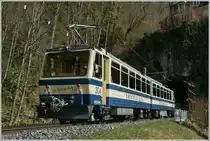 Der Rochers de Naye Beh 4/8 304 verschwindet gleich im 386 langen Valmont Tunnel. 
26. M�rz 2012