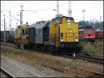 BR 710 966-3 im Rostocker Seehafen. Rechts im Hintergrund sieht man ein paar abgestellte 155&acute;er und Ludmillas. Links hinter dem Bauzug sieht man ein paar Wagen mit Milit�rfahrzeugen. Aufgenommen am 27.9.06 am Hp Toitenwinkel 