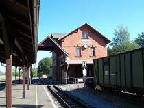 Bahnhof Bertsdorf am 17.09.2006, die Z�ge nach und von Kurort Jonsdorf fahren auf dem Gleis links vom Bahnsteig ein, nach Kurort Oybin rechts vom Bahnsteig und von Kurort Oybin nach Zittau rechts vom Bahnhof (nicht sichtbar). Der Pfeil am Bahnhof hat also immer noch sein G�ltigkeit, obwohl die Schrift recht alt ist. 