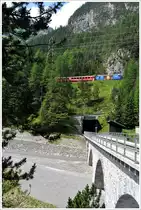 RE1136 mit der Ge 4/4 III 652  Vaz/Obervaz Lenzerheide-Valbella  oberhalb des Rugnux-Kehrtunnels. Im Vordergrund ist der untere Ausgang und die Albulabr�cke I zu sehen. (18.07.2013)