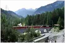 RE1129 mit Der Ge 4/4 III 648  Susch  auf der Albulabr�cke I. (18.07.2013)