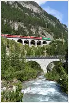 RE1132 mit Ge 4/4 III 647  Gr�sch  auf dem Rugnuxviadukt. (18.07.2013)