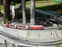Gartenanlage Hotel Bellevue in Wengen - LGB / RhB Ge 4/4 651 mit Personenzug unterwegs am 13.07.2013