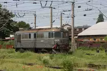 Kaum zu sehen sind im Gleisvorfeld des Bahnhof Timisoara Nord die Schienen.
Es scheint, als fahre die GFR 60-1637-2 am 12.5.2010 �ber eine Wiese, als
sie hier vom Depot kommend in Richtung G�terbahnhof unterwegs ist.