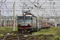 In sehr schlechtem �u�erlichen Zustand befindet sich am 12.5.2010 die CFR Elektrolok
40-0839-7, die hier mit einem Schnellzug nach Arad aus dem Bahnhof
Timisoara Nord ausf�hrt.