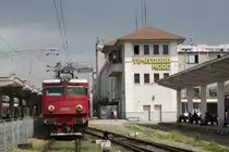Am Stellwerk des Bahnhofs Timisoara Nord steht am 12.5.2010 
die CFR Elektrolok 41-0137-4.