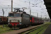 Am 12.5.2010 bespannt die CFR 41-0308-1 einen Personenzug im
Bahnhof Timisoara Nord.