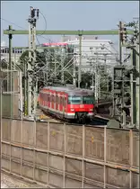 Kurz vor dem Innenstadttunnel - 

Eine S-Bahn aus Richtung Ludwigsburg wird gleich in den S-Bahntunnel am Stuttgarter Hauptbahnhof abtauchen. Durch die Verlegung der Bahnsteige nach hinten, kommt man jetzt in früher unzugängliche Bereiche des Gleisvorfeldes. Leider ist die Tunnelrampe hoch eingezäunt, so sind hier nur bedingt Aufnahmen möglich. 

20.07.2013 (M)