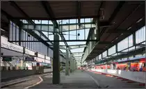 Ein Bahnhof im Umbruch (Rückbau) - 

Nachdem die Gleise 1 und 16 des Stuttgarter Hauptbahnhofes schon weiter hinten enden, laufen im Juli 2013 die Arbeiten an den Gleisen 2 und 3. Hier wird Platz geschaffen für die Baugruppe des neuen Tiefbahnhofes. 

20.07.2013 (M)
