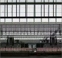 Ein Bahnhof im Umbruch - 

Nachdem die Glasscheiben schon vor einiger Zeit entfernt wurde, sind jetzt diese Bereiche des Bahnsteigdaches mit einem textilen Material wieder geschlossen worden. Es wurde auch mit Folie experimentiert. 

Stuttgart Hauptbahnhof, 20.07.2013 (M)
