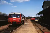 Zugkreuzung von 772 135-8 und 772 145-8 in D�rrr�hrsdorf (Fr�hjahr 1993). F�r ein kurzes Gespr�ch bleibt noch Zeit.