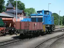 251 901 stand mit einem Ow an der Lok�bergabestelle,am 20.Juli 2013,in Putbus.