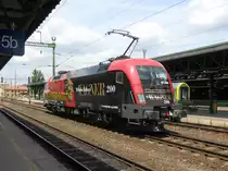 Die neueste Werbelok der Raaberbahn h�rt auf den Namen  Richard Wagner  und erinnert an den 200. Geburtstag des ber�hmten Komponisten. Sie entstand durch Entkleben und Neubekleben der Werbelok  Franz Liszt , deren Folien sich bereits in einem sehr erb�rmlichen Zustand befanden. Nachdem sie am 20.7.2013 einen Zug von Budapest keleti nach Sopron gebracht hatte, fuhr sie auf dem mittleren der drei Gleise durch den Bahnhof.