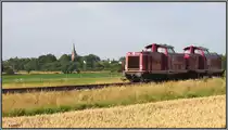 Hinein f�hrt der Blick zuerst auf die Landschaft,die Dorfkirche bei Wieskirchen,
w�hrend gleich das Doppelgespann aus zwei V 100. aus dem Sichtfeld verschwindet.
Abendliche Sommerszenerie eingefangen bei Euskirchen im Juli 2013.