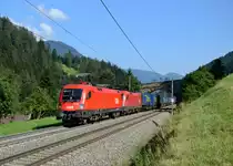 1116 053 + 1116 055 mit einem LKW-Walter-KLV am 20.07.2013 bei Wolf am Brenner.
