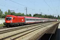 Die 1016 045 f�hrt im Sandwich einen EC nach Frankfurt durch Olching am 16.07.2013