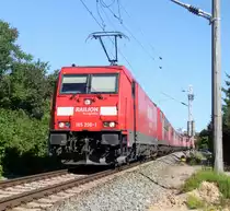 185 296-1 hatte am 21.07.2013 die Ehre den Vollstrecker mit 10x155er und am Ende 151 091-6 von Rostock-Seehafen nach Opladen zum Bender zubringen.Fotostandpunkt G�terumfahrung Rostock Hbf