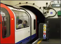 Ersch�pft: in Londons Stra�en betrug die Temperatur ca. 30 Grad - in den schlecht bel�fteten Waggons der U-Bahn wahrscheinlich mehr...  Notting Hill Gate ,  15.7.2013