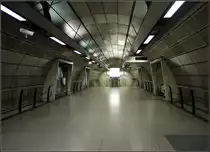 So verspielt manche der uralten Stationen im Londoner Untergrund gestaltet sind, so cool hat man die neuen Stationen im s�d�stlichen Abschnitt der Jubilee Line designt.  Southwark , 16.7.2013