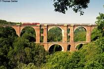 Sachsenmagistrale: Am 24.10.06 �berquert der IC 2064 bespannt mit 2x BR 218 die wundersch�ne Elstertalbr�cke im Vogtland.