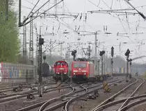 Auf Kollisionskurs. Diese Teleaufnahme gaukelt eine drohende Flankenfahrt zwischen 265 003-4 und 189 013-6 vor. Aufgenommen in Hannover-Linden/Fischerhof am 27.04.2013.