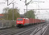 189 003-7 mit Containerzug aus Richtung Seelze kommend. aufgenommen am 27.04.2013 in Hannover-Linden/Fischerhof.