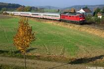 Sachsenmagistrale: Bei wunderbarem Herbstwetter hat am 29.10.05 232 583 den IC 2151 bei Christgr�n im Vogtland am Haken.